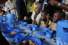 サッカーのモウリーニョ監督が国連WFP大使に就任、コートジボワールの食糧支援現場を訪問