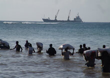 ソマリア行きの食糧輸送船をカナダの艦船が護衛
