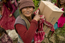 ネパール地震発生から1か月　ポーターが高地へ物資運搬