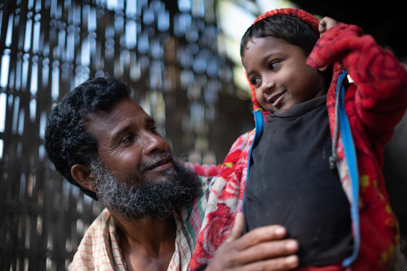 Toslim Uddinとその息子、バングラデシュ。 Photo: WFP/Mehedi Rahman
