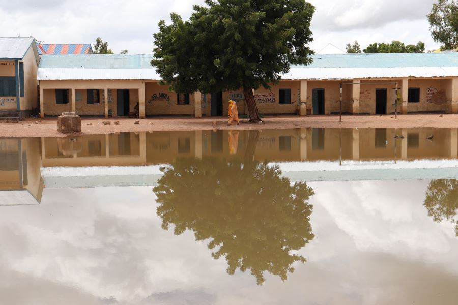 ソマリアのベレトウェインにあるホアワタコ小学校。洪水が増水し、閑散としています。Photo: WFP/Petroc Wilton