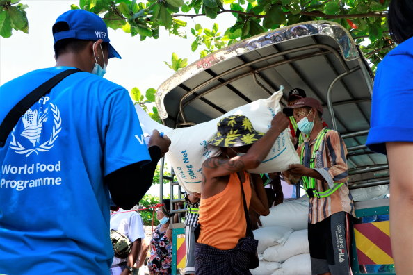 WFP/Photo library, 5月13日、国連WFPから食料配給を受けるヤンゴンの貧困地域ラインタヤ郡区の家族。増え続ける飢餓に対応するため、国連WFPは都市部の200万人を対象とした新たな緊急活動を開始しました