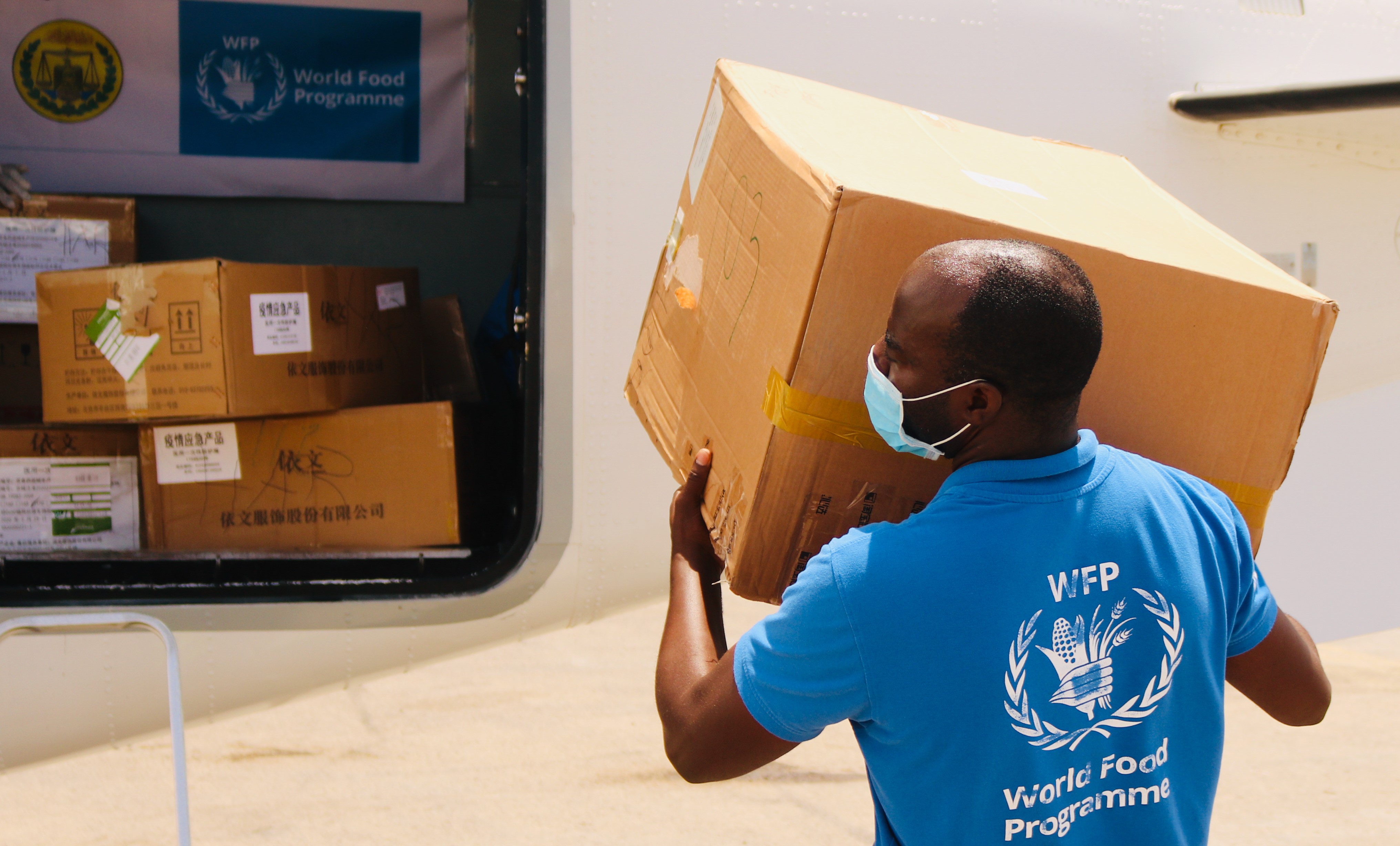 ソマリア保健省の要請に応じ、国連WFPは運航する国連人道支援航空サービス（UNHAS）を通じて個人用防護具（マスク、使い捨て衣服、フェイスシールド）を3月末に空輸しました。（3月27日撮影）(c)WFP/Jama Hassan