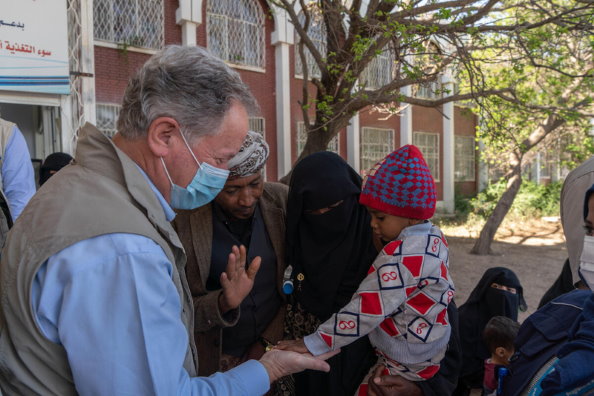 Photo: WFP/Mohammed Awadh, イエメン、アルサビーン地区。２０２１年３月９日。国連ＷＦＰ事務局長デイビッド・ビーズリーはアルサビーン母子病院を訪問。同病院は公的な委託病院で、国連ＷＦＰと国連児童基金（ＵＮＩＣＥＦ）の支援を受けたコミュニ―ティーに基づく急性栄養不良の管理プログラムが実施されています。