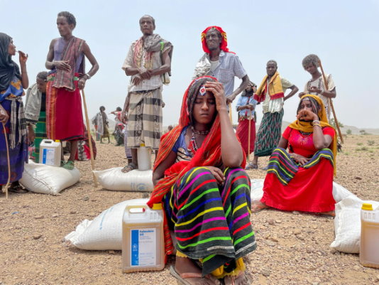 Photo: WFP/ Claire Nevill. これまでの紛争で10万7千人以上が避難し、50万人以上が緊急に食料支援を必要としているアファール地域での一般的な食料配給の様子。