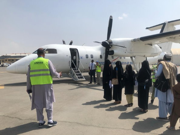 Photo: WFP/Henriette Bjorge, 国連人道支援航空サービス（UNHAS）は、パキスタンからの旅客便を再開し、アフガニスタンへの主要な人道支援者の輸送を可能にしました。