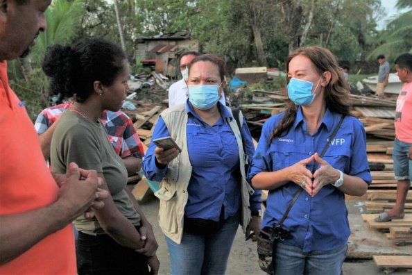 Photo: WFP/Oscar Duarte. ハリケーン「イータ」で壊滅的な被害を受けたビルウィの隣町で、地元のコミュニティリーダーと会う国連WFPのジョルジア・テストリン（右）。