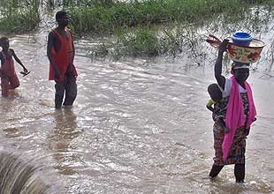 アフリカの広範囲で洪水　150万人に影響 （和文要約）