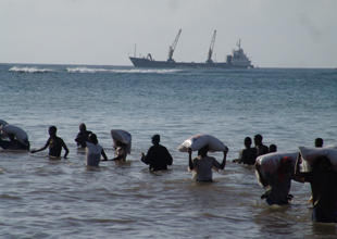 ソマリア行きの食糧輸送船をカナダの艦船が護衛