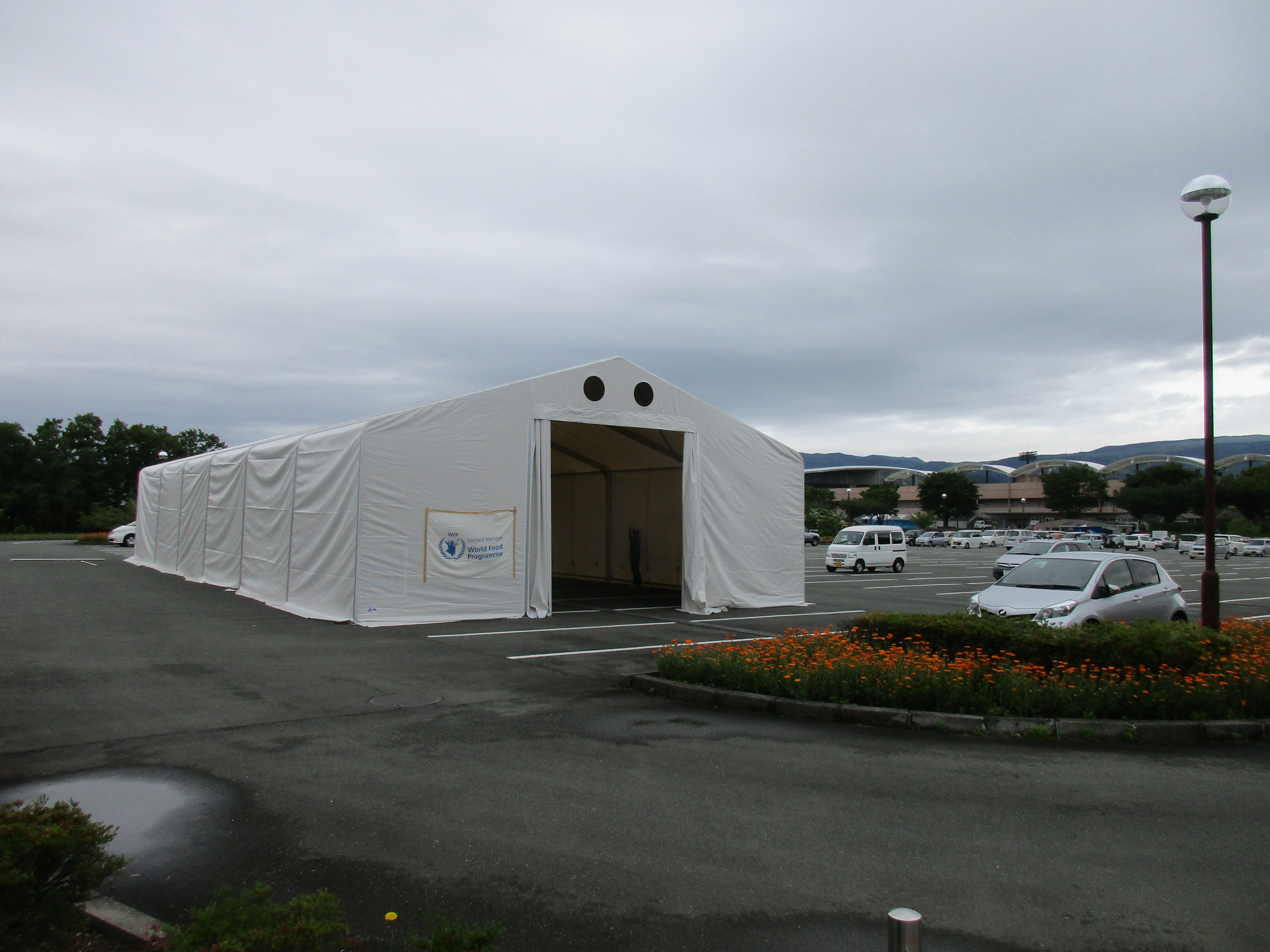 熊本支援、大津町に国連WFPの大型倉庫が完成