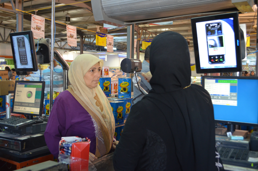 ヨルダン最大のシリア難民キャンプで虹彩認証技術を食糧支援に活用