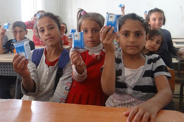 ヨルダンとイラクでシリア難民の子どもへ給食を配布