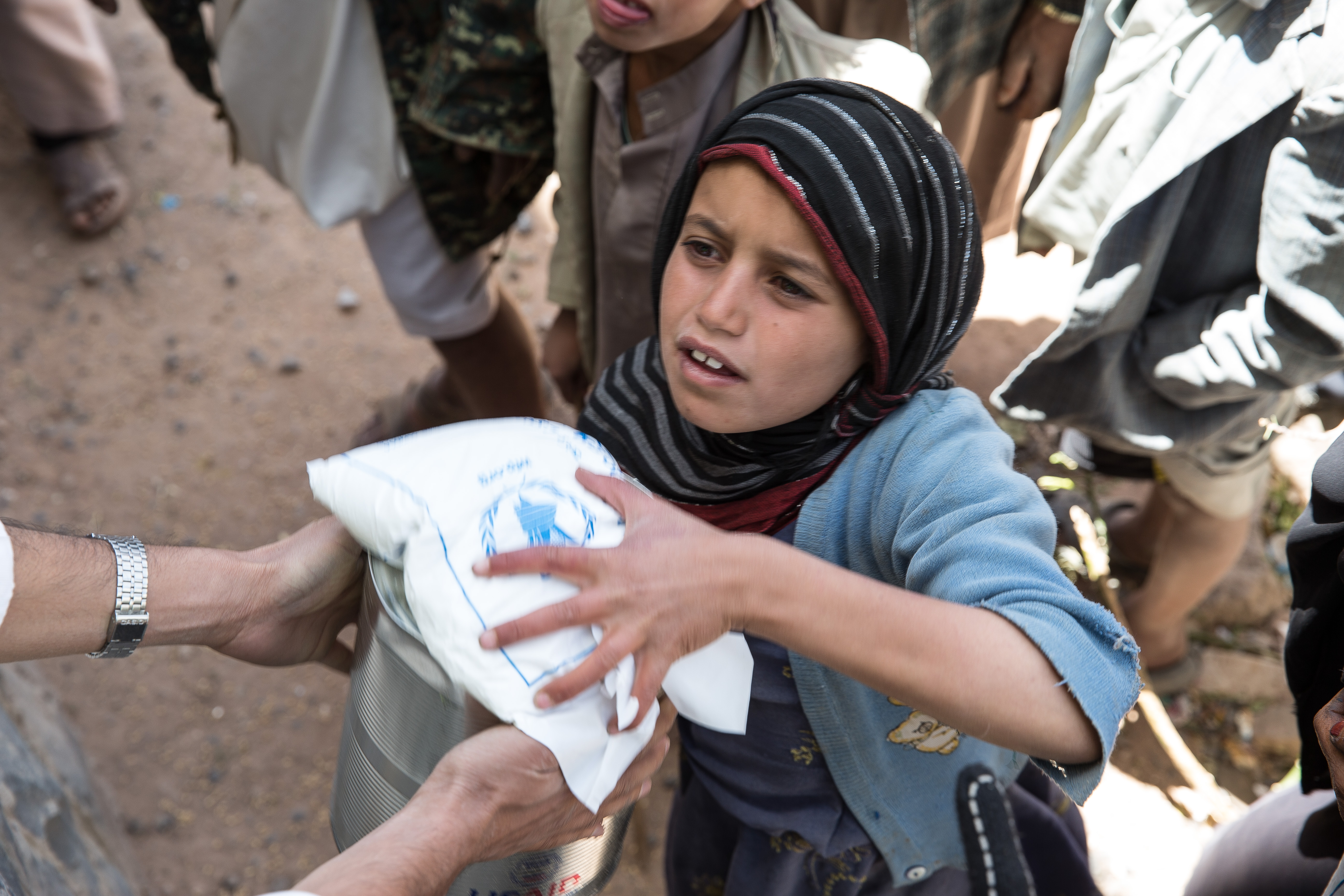 イエメンで国連WFPの食料配給を受け取るこども。Photo: WFP/Abdurahman Hussein