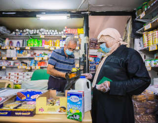 西岸地区で国連WFPの現金支援に参加している135店舗のうちの1つです。 Photo: WFP/Elias Halabi