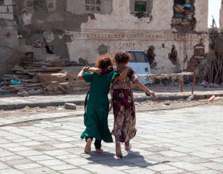 空爆で大きな被害を受けたイエメン西海岸のモカ旧市街。WFP/Annabel Symington