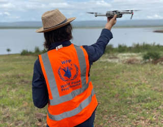 2019年、モザンビークのサイクロン「イダイ」の後、国連WFPは緊急対応で初めてドローンを導入し、災害後の迅速な評価を行うとともに、現場の国家公務員やパートナーとの調整を行った。  Photo: WFP/INGC/Antonio Jose Beleza