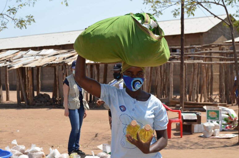 モザンビーク：国連WFPの自宅持ち帰り用の食料支援は子どもたちの命をつなぐ
