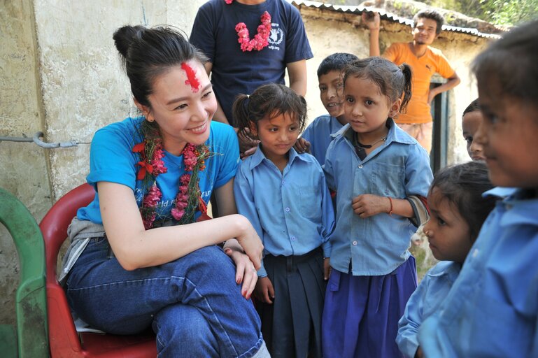 知花くららさん、ネパールの学校給食支援を視察