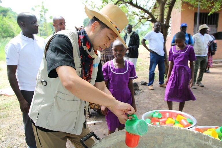 国連WFPサポーターEXILEのÜSAさん、TICAD７を前にウガンダ視察―学校給食など