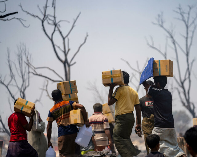国連WFP、火災で住む場所をなくしたロヒンギャ難民を支援