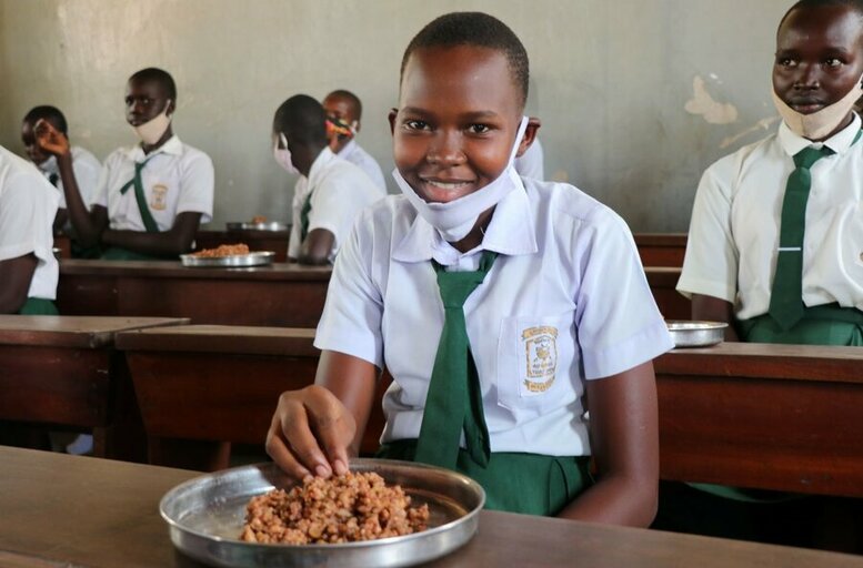 南スーダンの少女に生きる力を与える学校給食