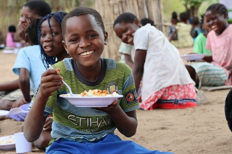 モザンビーク：災害や紛争の影響を受けた地域で、学校給食が子どもたちと学校をつなぐ