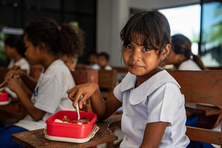 フィリピン：コロナ後の学校に子どもたちを呼び戻す、ファーム・トゥ・スクールの給食