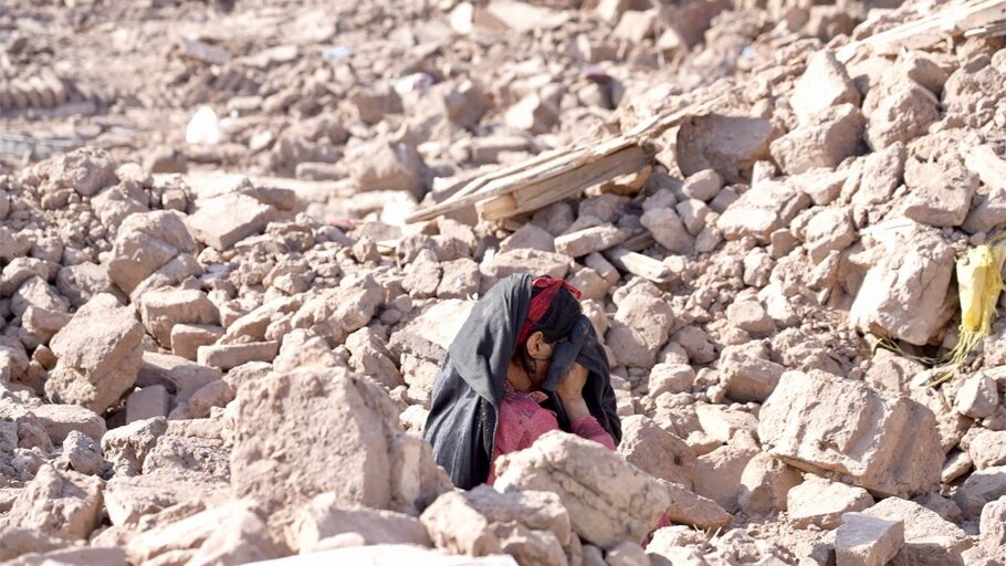 アフガニスタン：厳しい冬を前に、地震から立ち直ろうとする被災者たち