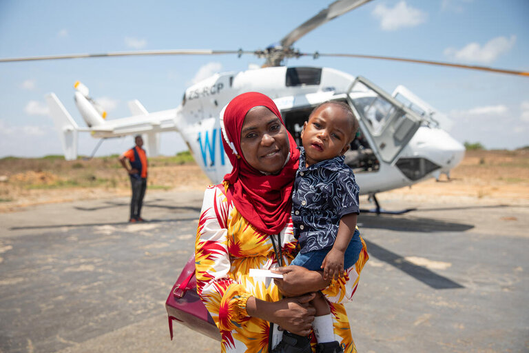 UNHAS設立20周年：人道支援活動の飛行機とヘリコプターが地上からのアクセスが困難な場所に着陸
