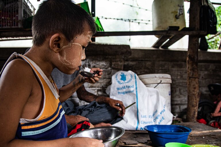 食料不安が高まる中、ヤンゴン市郊外のインフォーマルな居住区に到着した国連WFPの食料支援