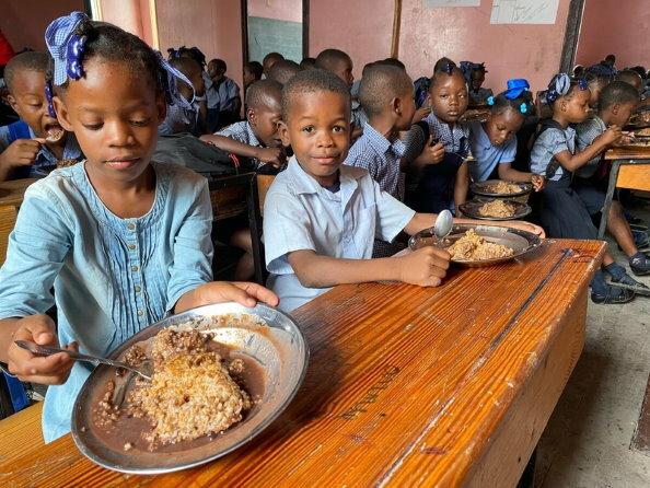 パンデミックは、学校給食への子供のアクセスの歴史的な進歩を脱線させる