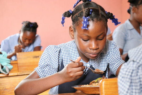 UNICEFとWFP: パンデミックが始まって以来、390億食以上の学校給食が不足しており、栄養危機が迫っている