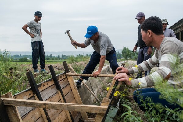 キルギスで最も暑い地域に住む800世帯に水と希望と収入をもたらす7kmの灌漑用水路の建設に従事するコミュニティのメンバー。Photo: WFP/Maksim Shubovich