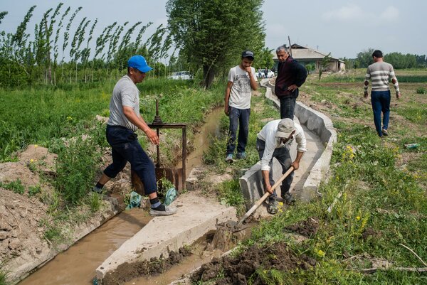 キルギスで最も暑い地域に住む800世帯に水と希望と収入をもたらす7kmの灌漑用水路の建設に従事するコミュニティのメンバー。Photo: WFP/Maksim Shubovich