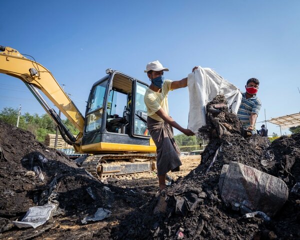 国連WFPの災害リスク軽減プログラムで清掃活動を支援するボランティア