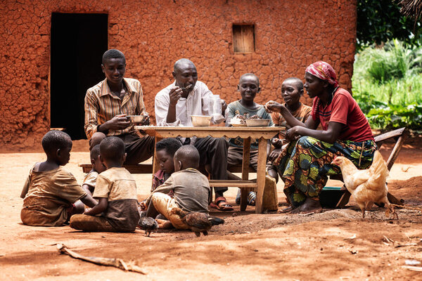 ブルンジのキルンド県で、息子と孫と一緒に昼食をとるジャン・ンカラミヒゴさんとフランシーヌ・カンヤナさん。