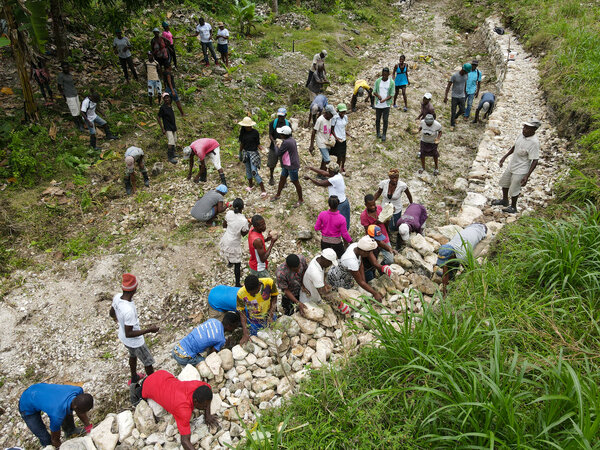 ハイチ・アルニケットでの道路工事。Photo: WFP/ Theresa Piorr