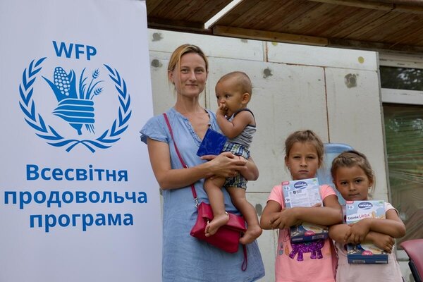 オデーサ（ウクライナ） とティグライ（エチオピア）の国連WFPの配給所で配給を受ける家族たち。ウクライナ戦争の影響は世界中に及んでいます