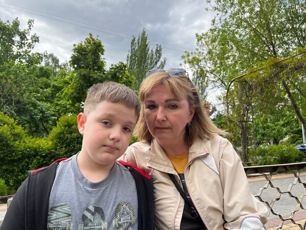 ウクライナで国内避難民となったオクサナさんと息子のオレクシー君（9歳）は、国連WFPの現金支援を受けています。 モルドバ人のベラさんは、キシナウに新しく設置された国連WFPの拠点で、ウクライナから呼び寄せた7歳の娘と一緒に列に並んで待っています。(写真：WFP/エドワード・ジョンソン)