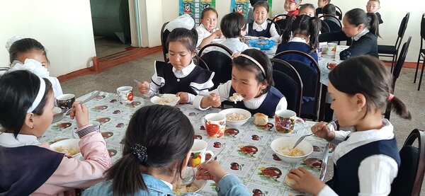 学校給食を食べるキルギスの子どもたち。