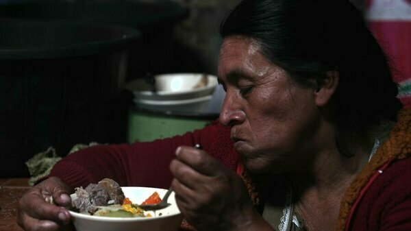 乾燥回廊と呼ばれる国の1つグアテマラでは、貧困や物価高、極端な気候の変化に伴い、出稼ぎ移住が日常的に行われています。写真（右）は、グアテマラのサルカジャにある移民を追悼するモニュメントです。