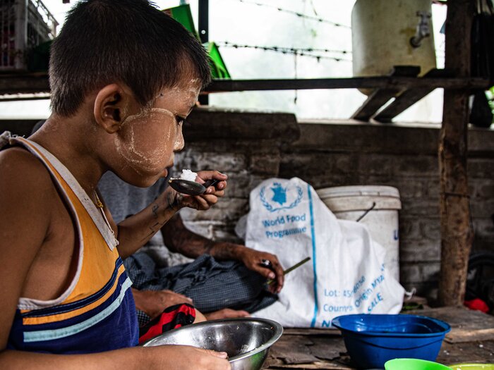 食料不安が高まる中、ヤンゴン市郊外のインフォーマルな居住区に到着した国連WFPの食料支援