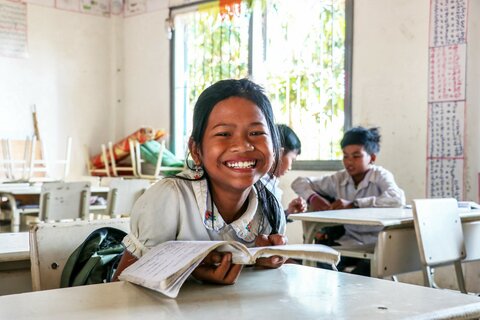 カンボジアの輝く笑顔と健康的な学校給食