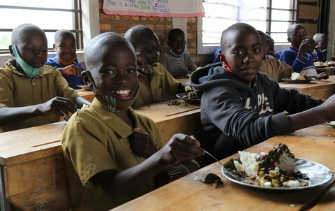 庭から食卓へ：ルワンダの学校給食が子どもたちにもたらすもの