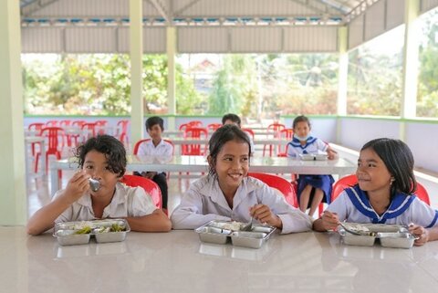 カンボジア：待ちに待った、給食の再開