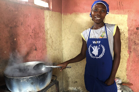ハイチ地震で被災した子どもたちに温かい学校給食を