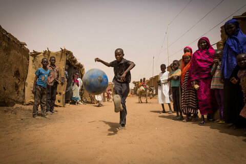 足元に広がる世界: 南スーダンで人道支援者となった「ロスト・ボーイ」