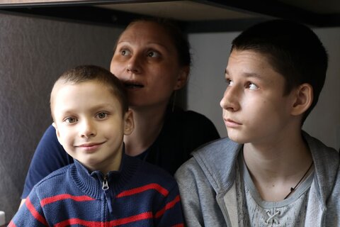 ウクライナでの戦争で避難を余儀なくされた家族：「全てを残して生きるために逃げました」