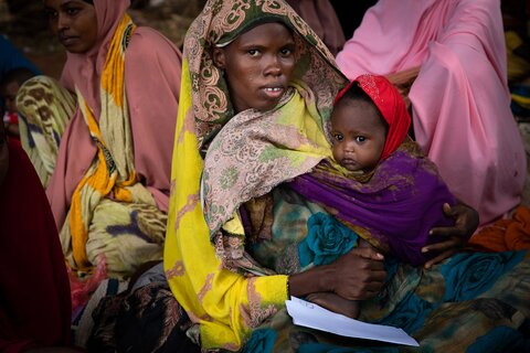 ソマリア：アフリカの角の干ばつにあえぐ女性や子どもたち