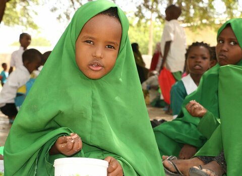 学校給食のロスを防ぐため、豆の数を数えるケニアでの取り組み